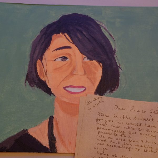 Ett porträtt som föreställer Louise Glück samt ett handskrivet brev till henne.