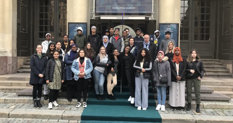Hela klassen från Enbacksskolan utanför Nobelprismuseet den 7 oktober 2021.