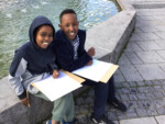 Två elever från årskurs 4 i Knutbyskolan tecknar på Rinkeby torg 2020.